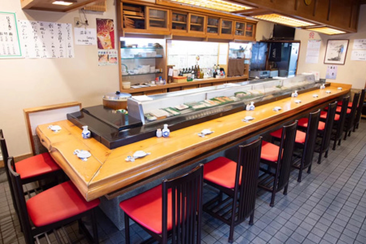 さかえ寿し 高砂通り店の内観